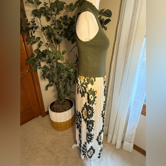 Avara Marcia Dress Olive, size Small - Picture 4 of 11